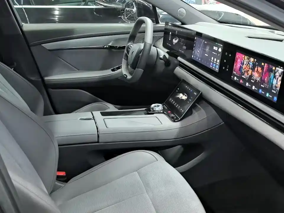 VOYAH LANTU CHASING LIGHT