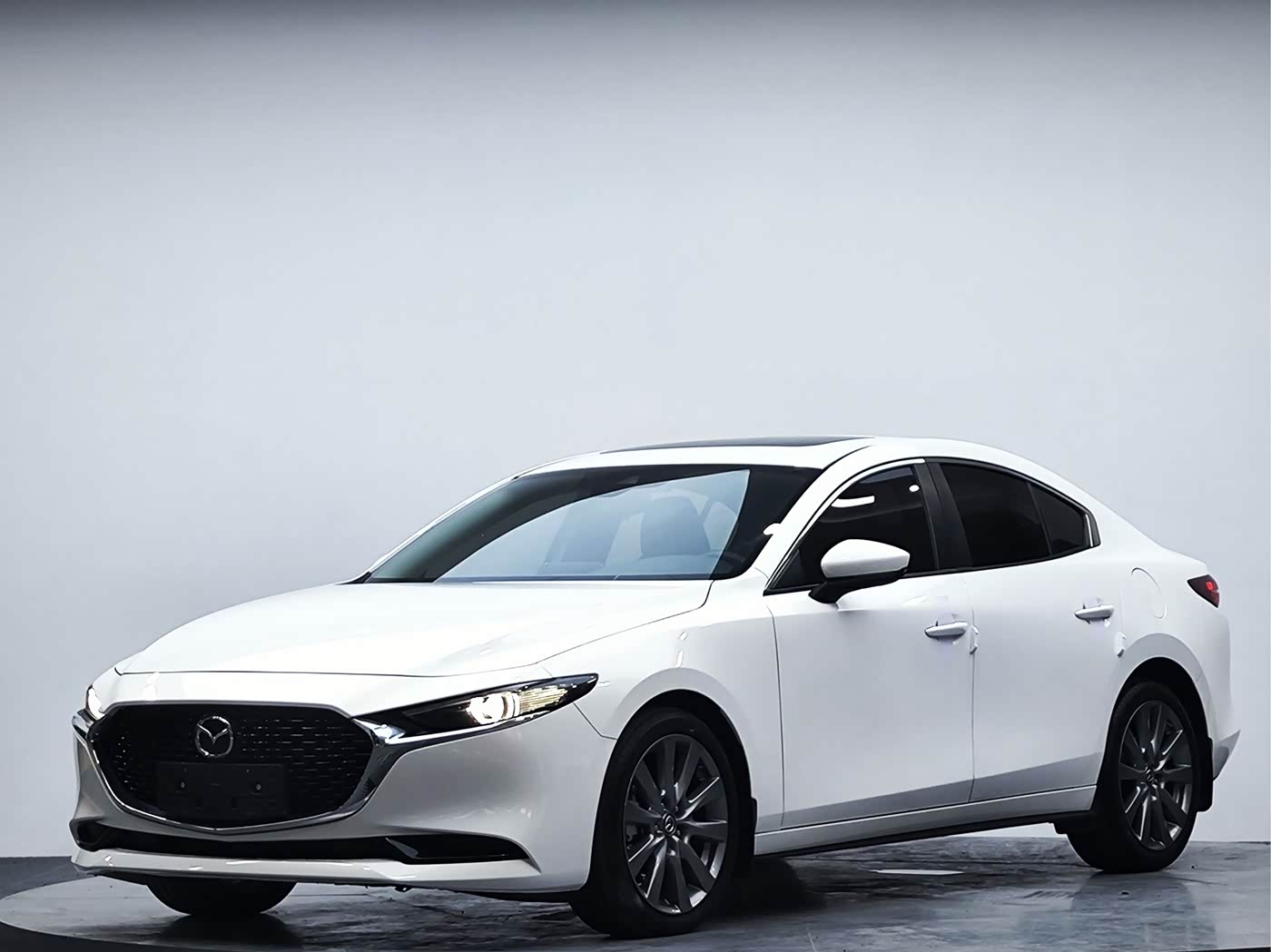 Mazda Mazda3 Axela 2.0 л 2023 г. Белый, пробег 33000 км