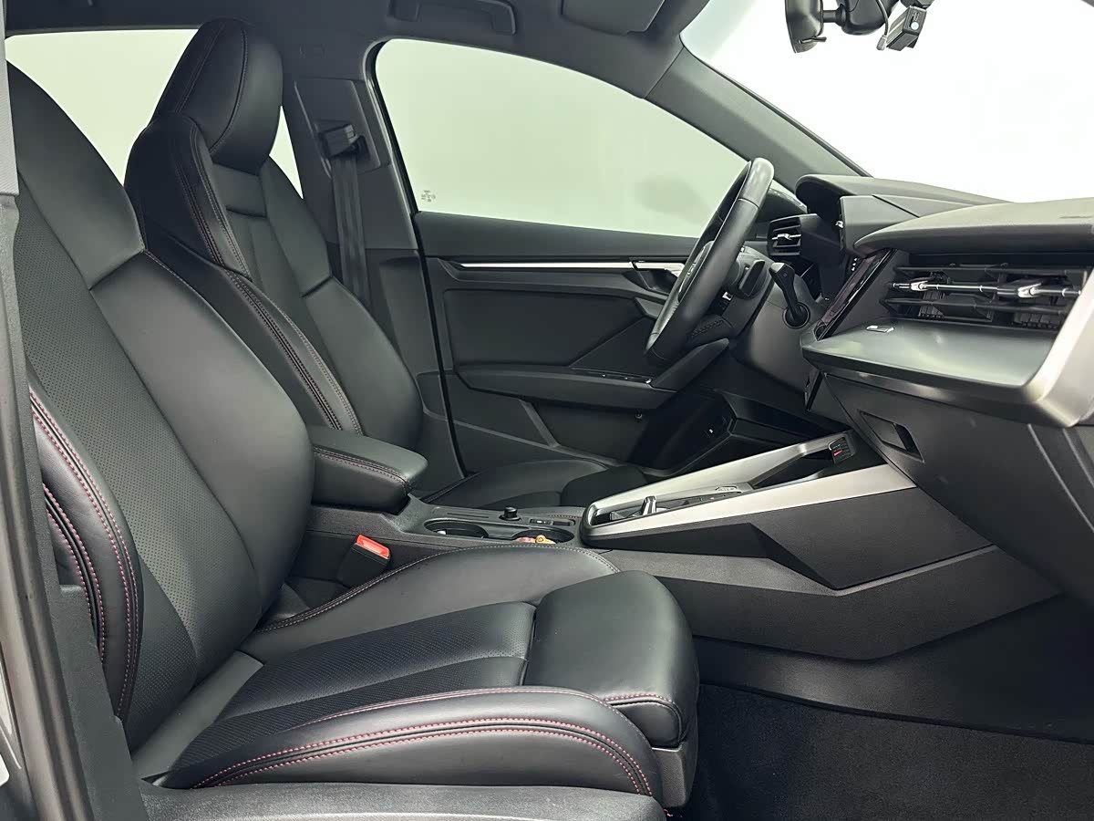 Audi A3 1.4 л 2022 г. Серебристо-серый, пробег 31000 км