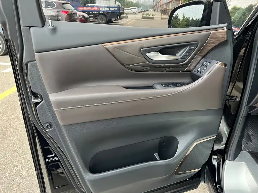 Toyota Vellfire — миниатюра 13