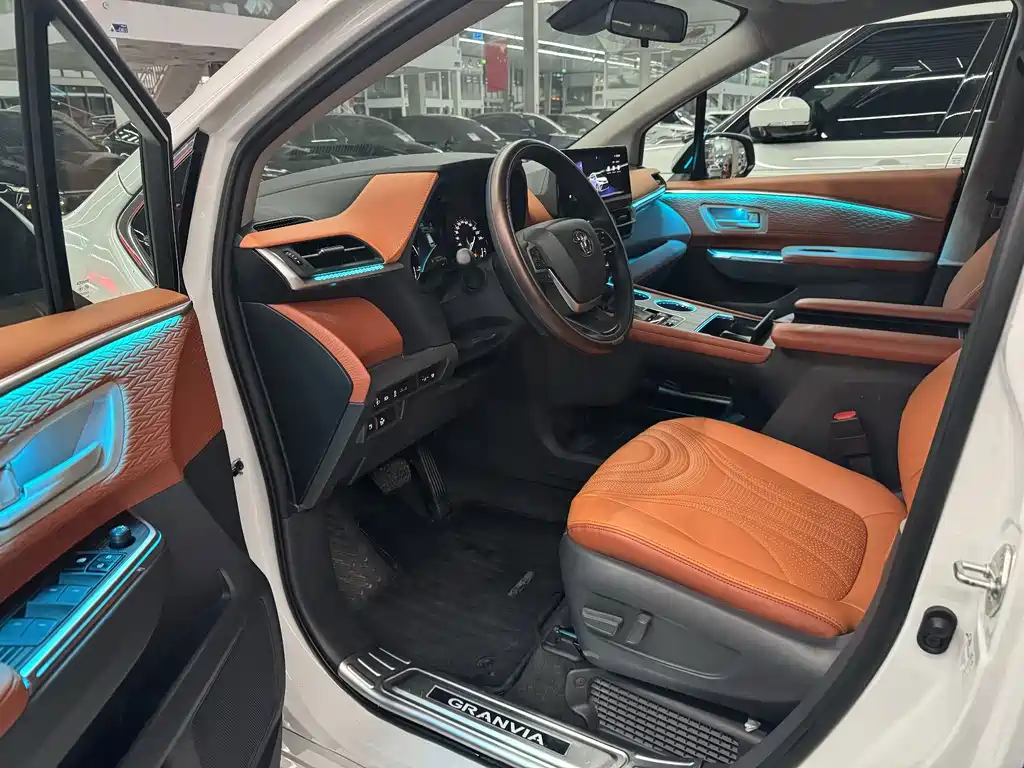 Toyota Granvia — миниатюра 7