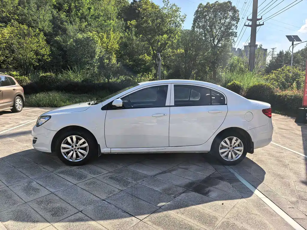 Roewe 350 — миниатюра 7