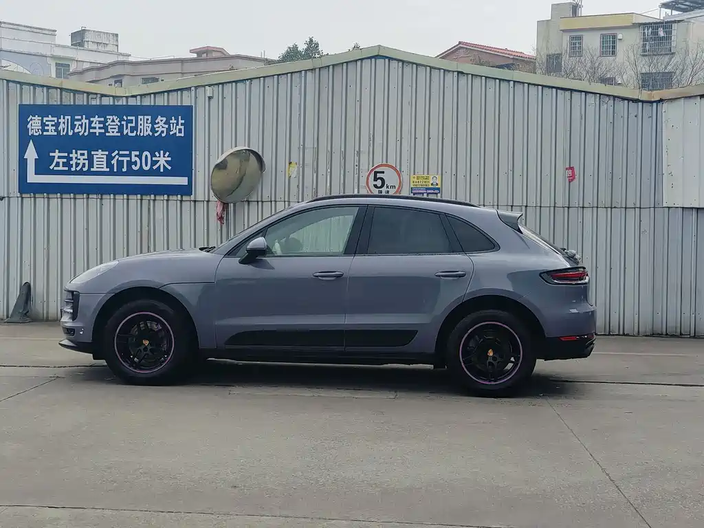 PORSCHE MACAN