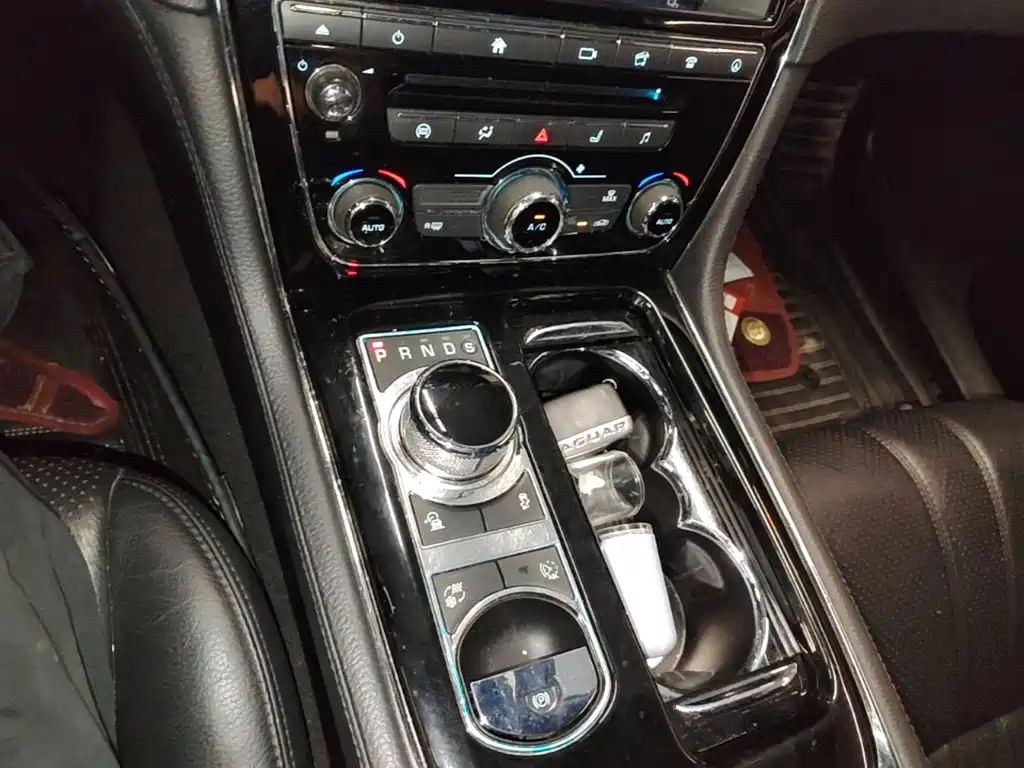 Jaguar XJ — миниатюра 14