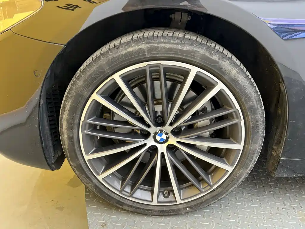 BMW 5 Series — миниатюра 10