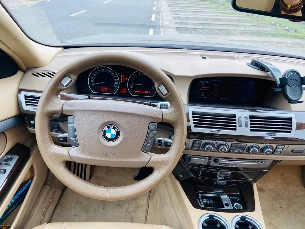 BMW 7 Series — миниатюра 9