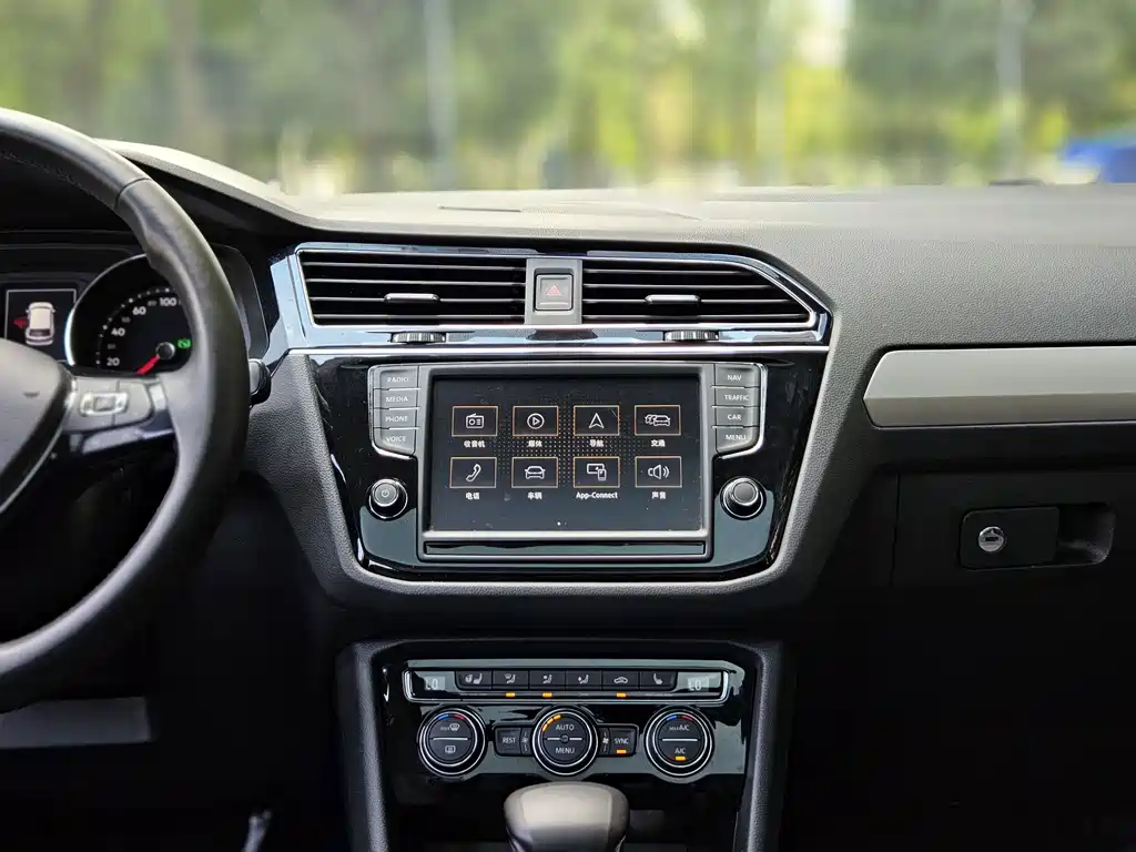 Volkswagen Tiguan L — миниатюра 11