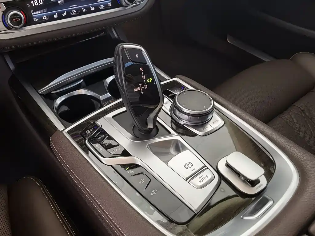 BMW 7 Series — миниатюра 13