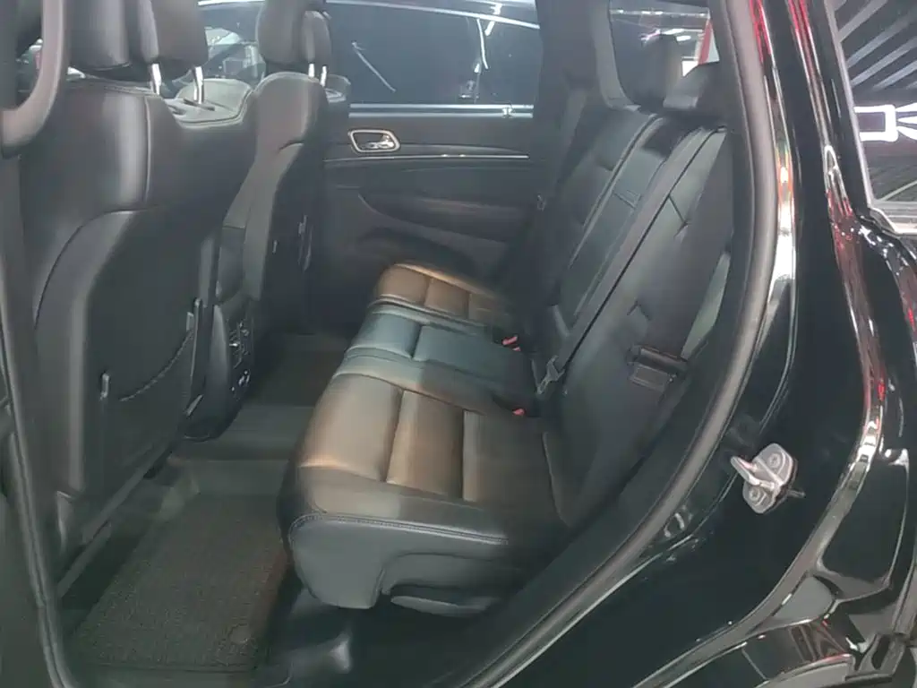 Jeep Grand Cherokee (Import) — миниатюра 17