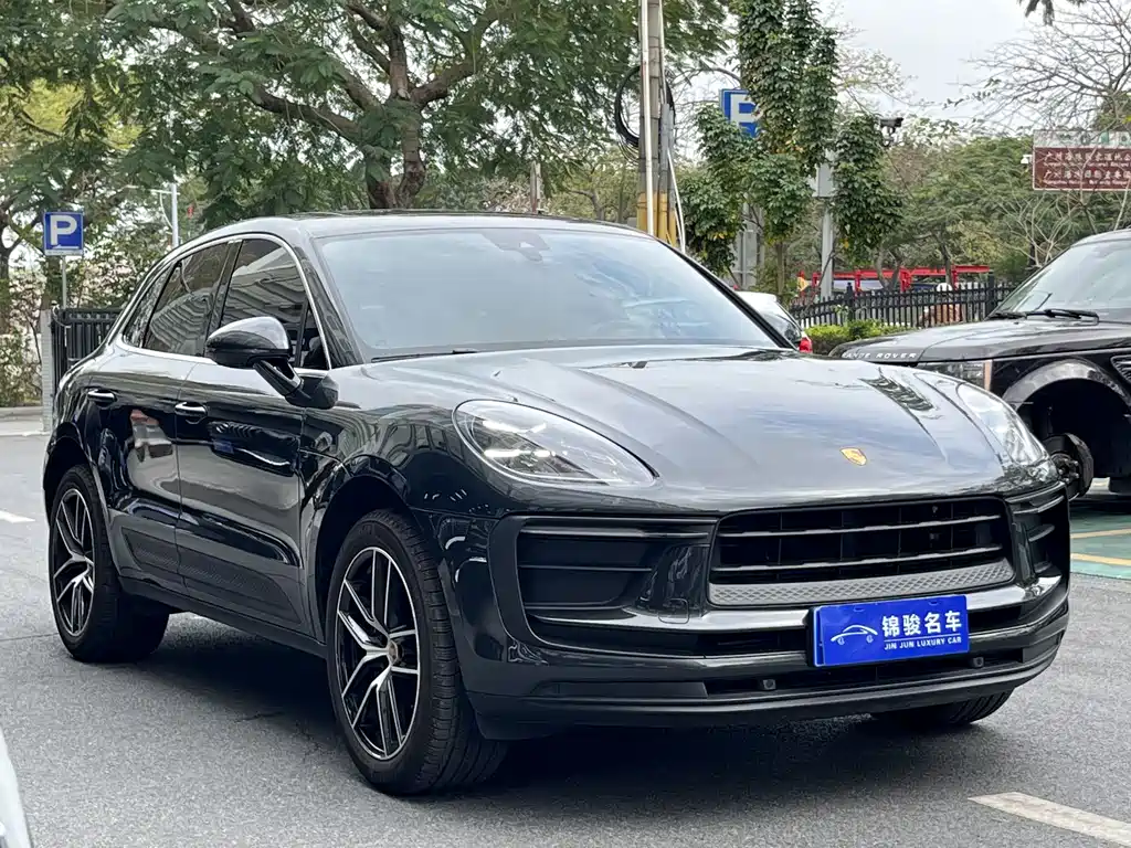 PORSCHE MACAN