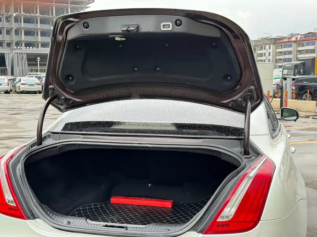 Jaguar XJ — миниатюра 19