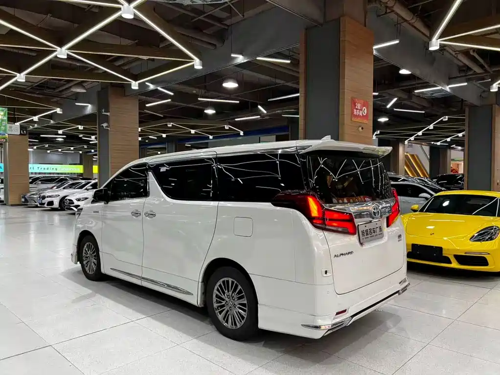 Toyota Alphard — миниатюра 5