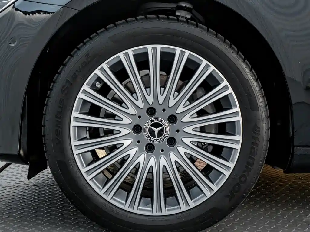 Mercedes-Benz E-Class — миниатюра 10
