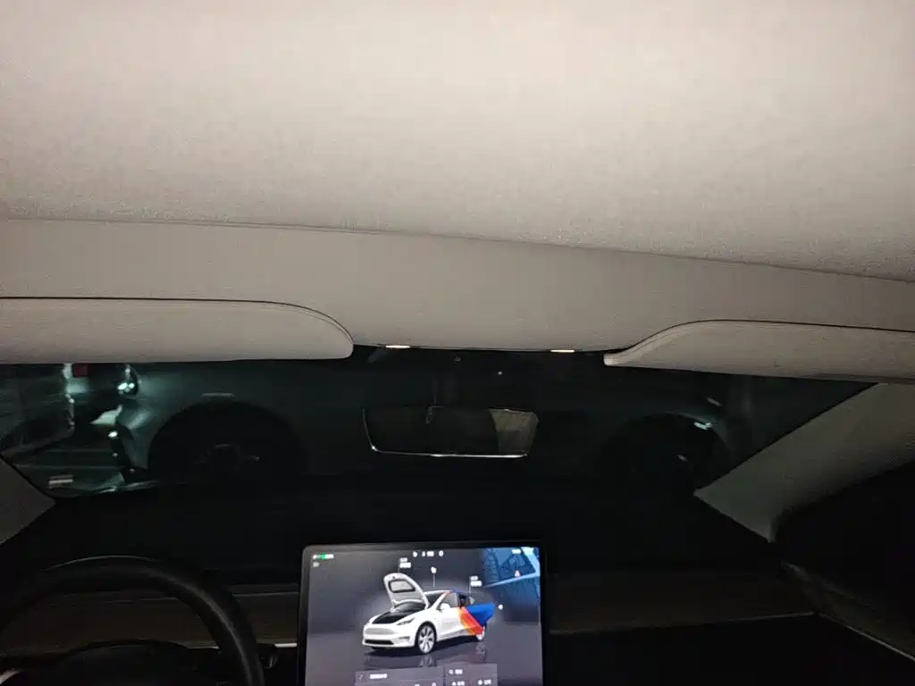 Tesla Model Y — миниатюра 9