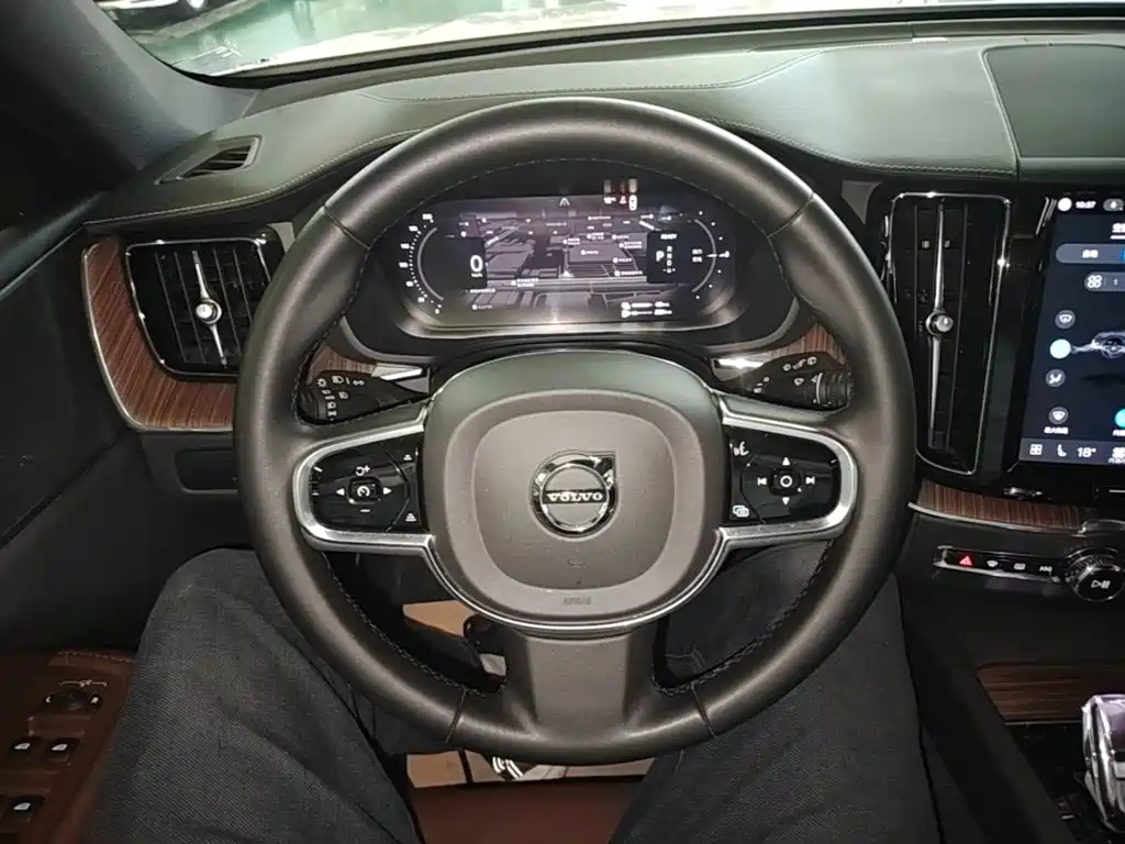 Volvo XC60 PHEV — миниатюра 11
