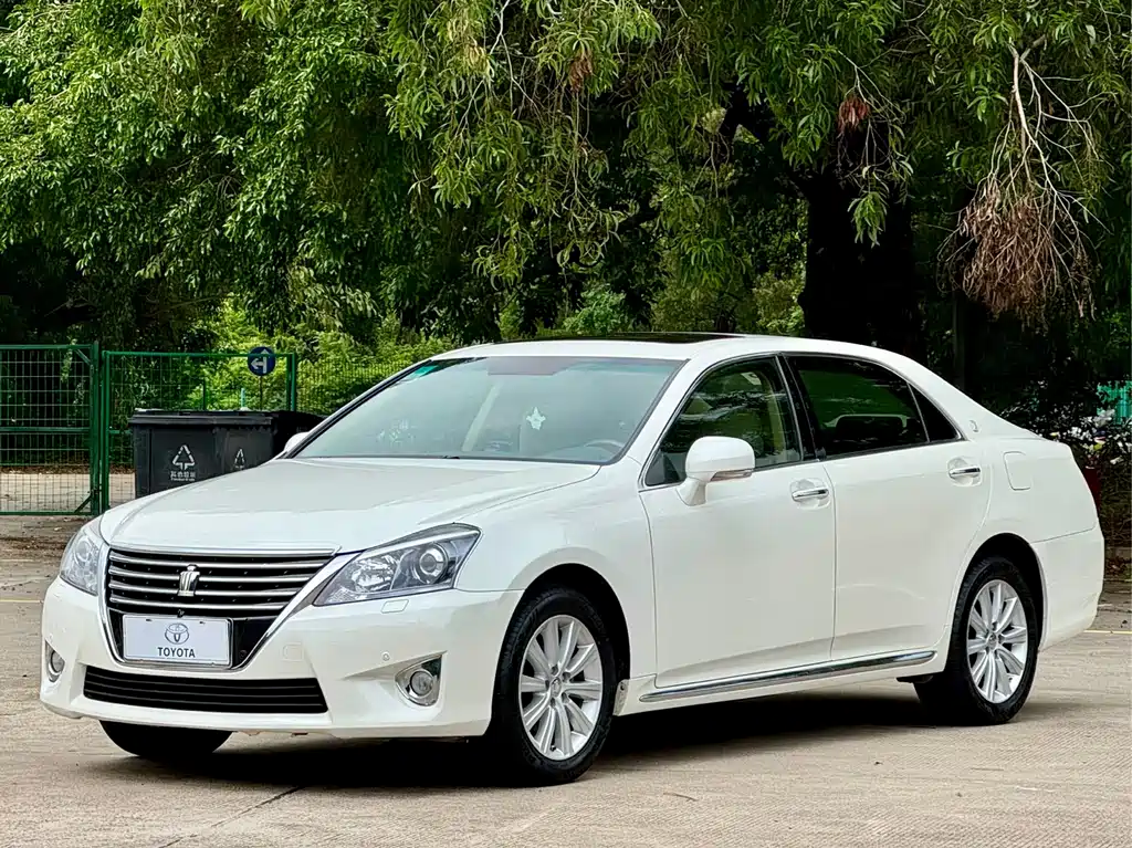 Toyota Crown 2015