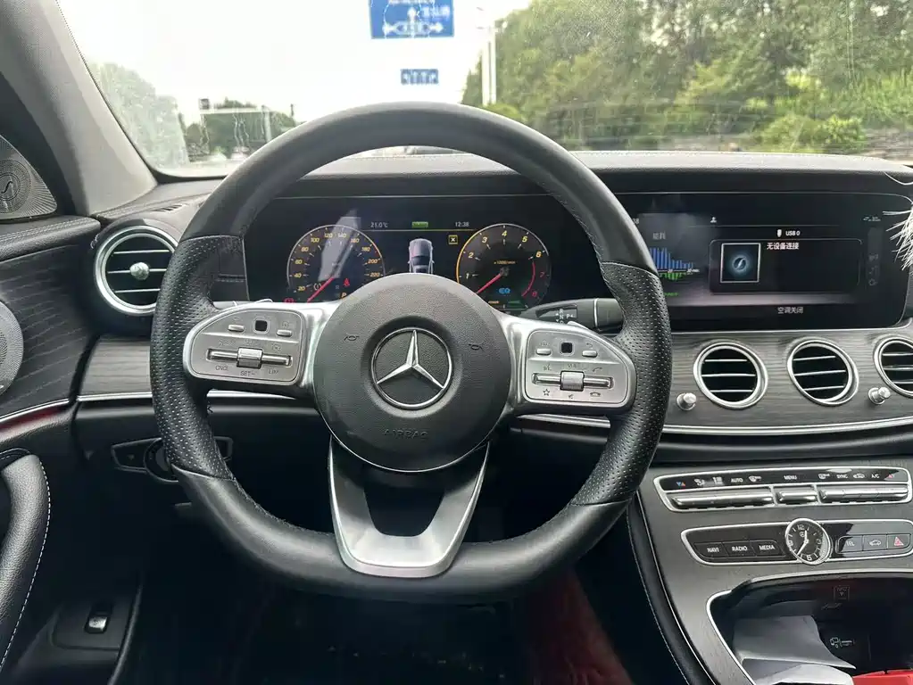 Mercedes-Benz E-Class — миниатюра 12