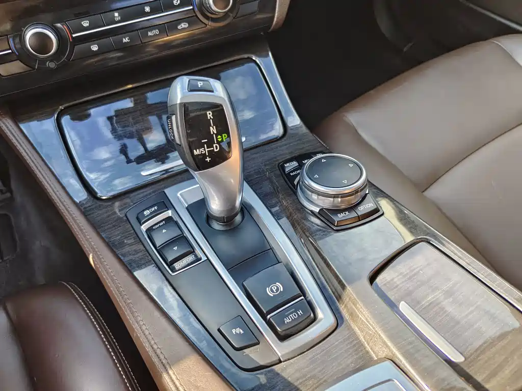 BMW 5 Series — миниатюра 13