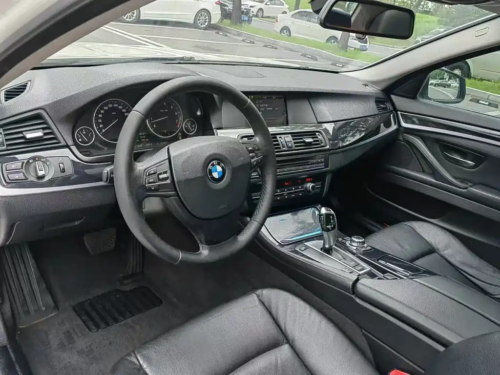 BMW 5 Series — миниатюра 4
