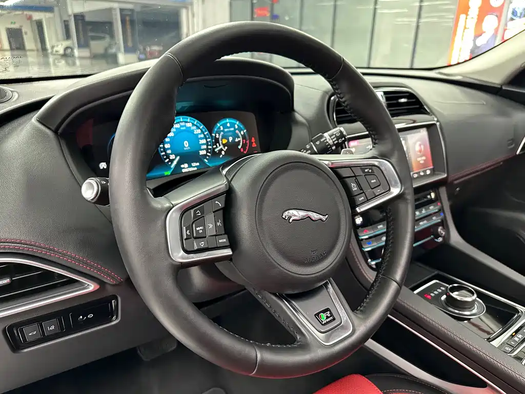Jaguar F-PACE — миниатюра 16