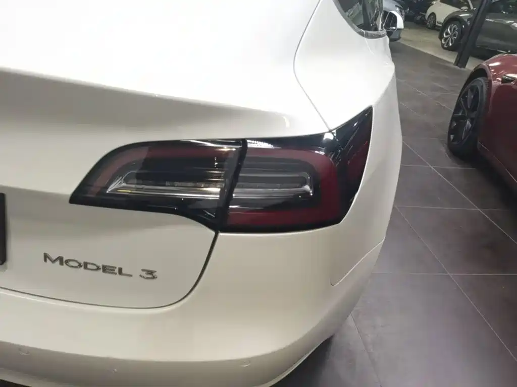 Tesla Model 3 — миниатюра 8