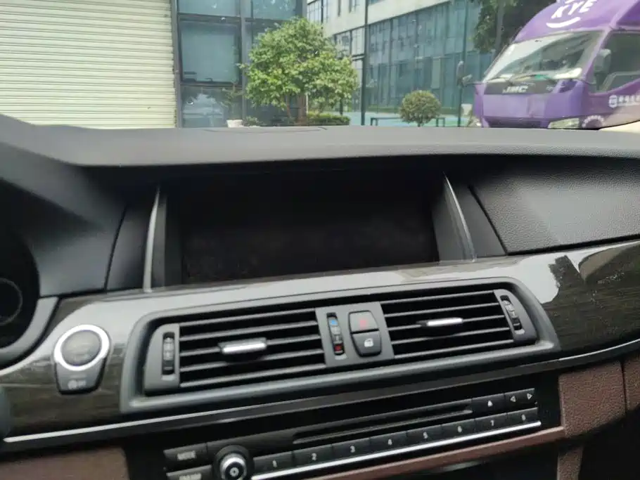 BMW 5 Series — миниатюра 11