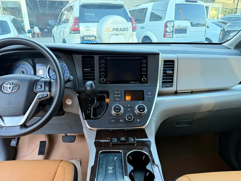 Toyota Sienna — миниатюра 10