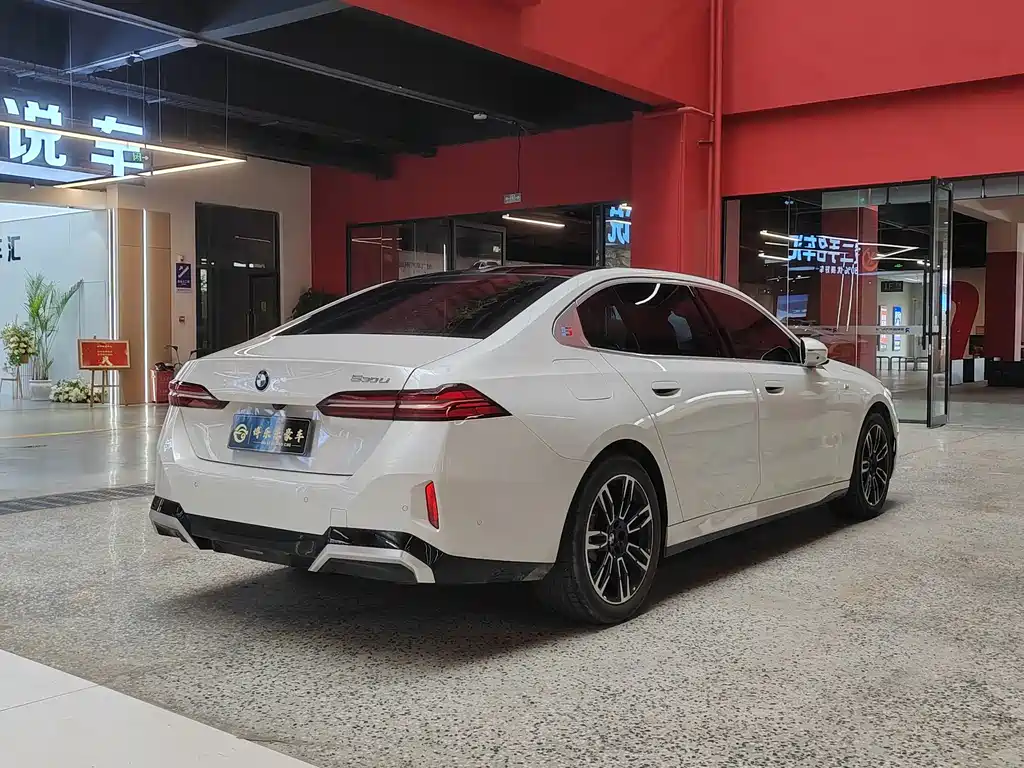 BMW 5 Series — миниатюра 4