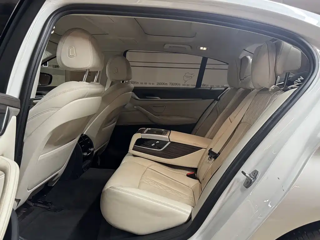 BMW 5 Series New Energy — миниатюра 9