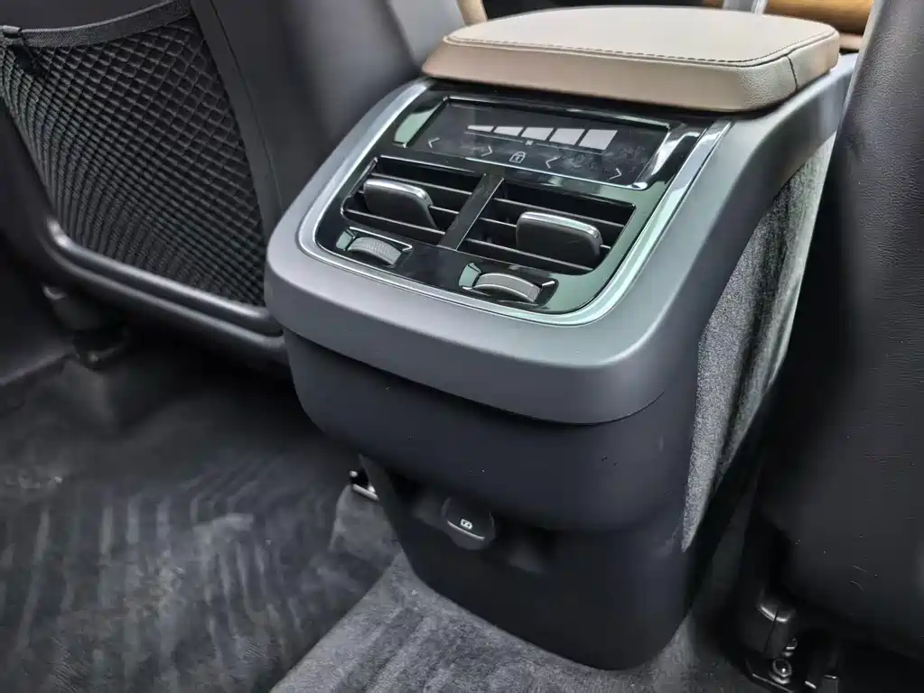 Volvo XC90 — миниатюра 11