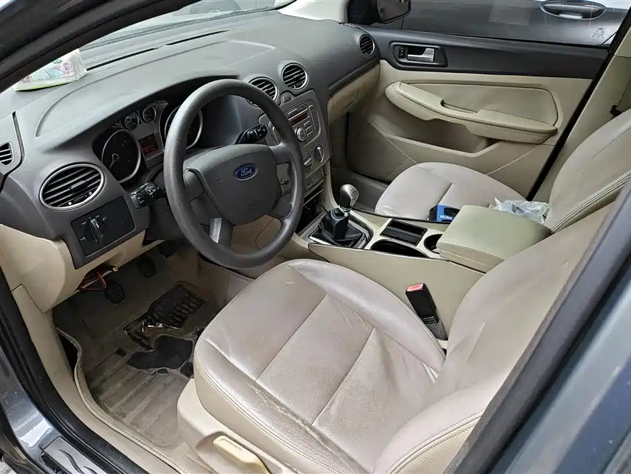 Ford Focus 2012 1.8L MT Fashion