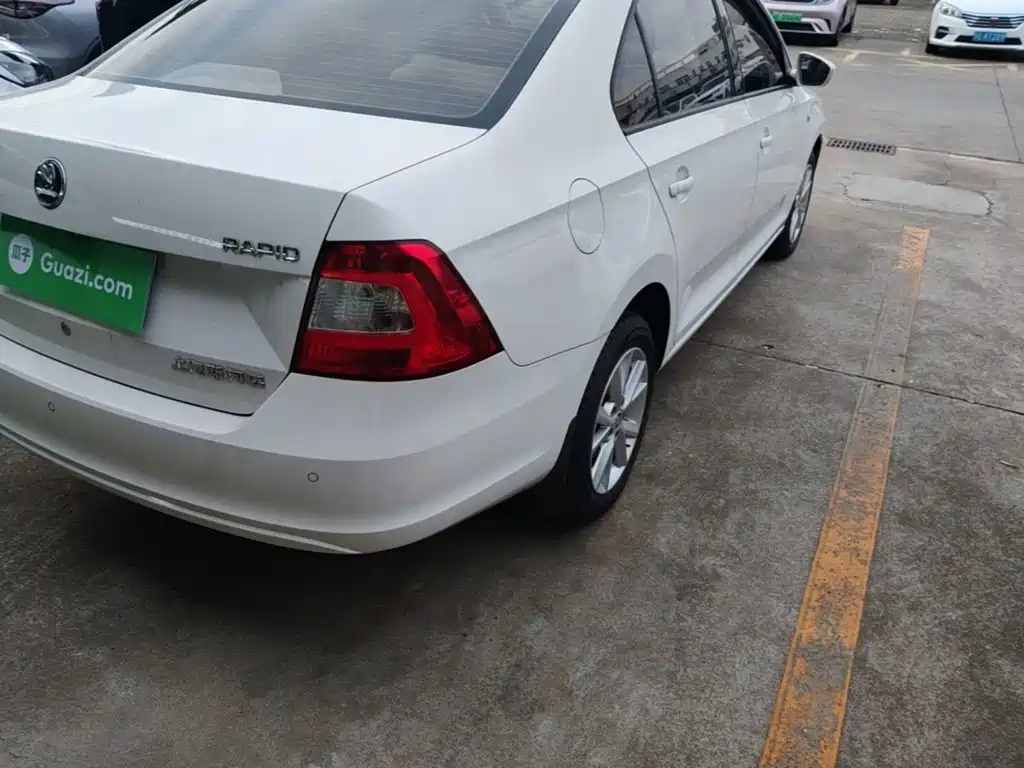 Skoda Rapid — миниатюра 8