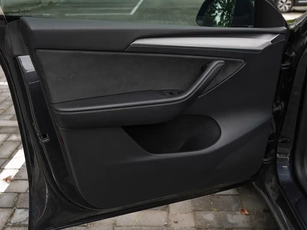 Tesla Model Y — миниатюра 15