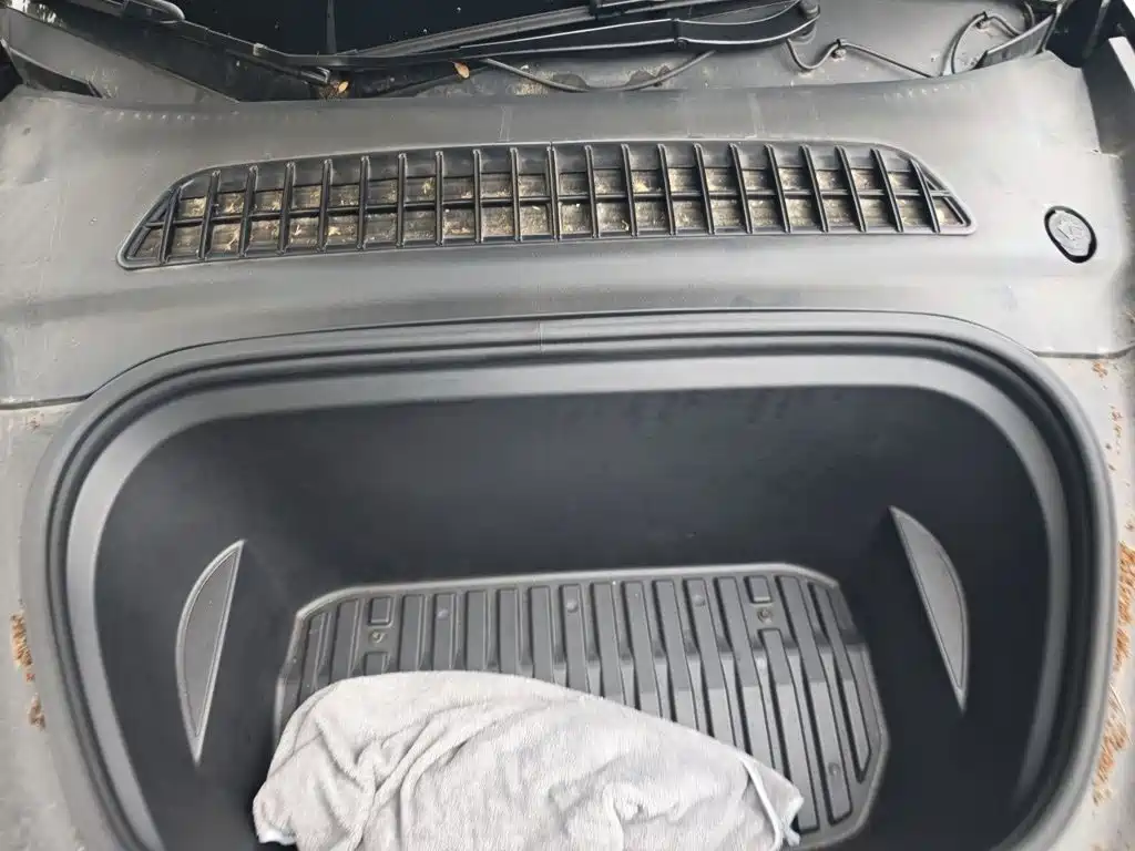Tesla Model Y — миниатюра 21