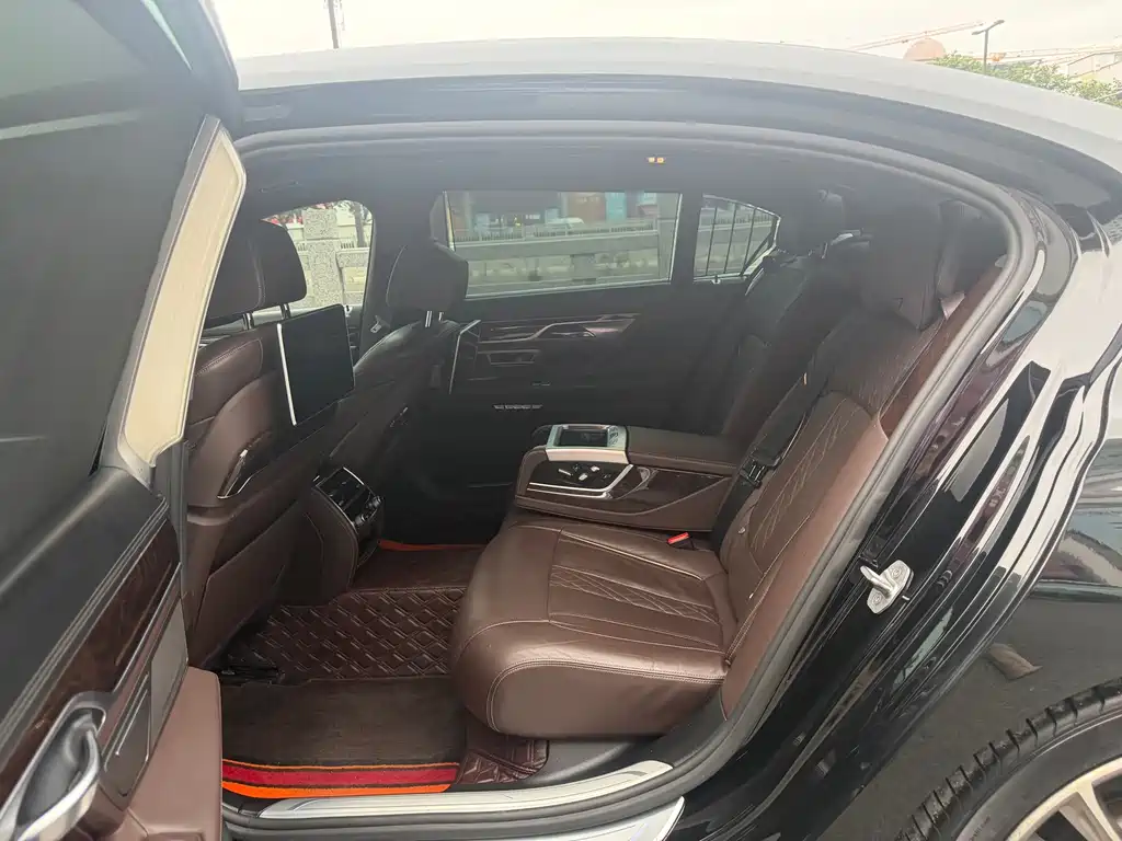 BMW 7 Series — миниатюра 9