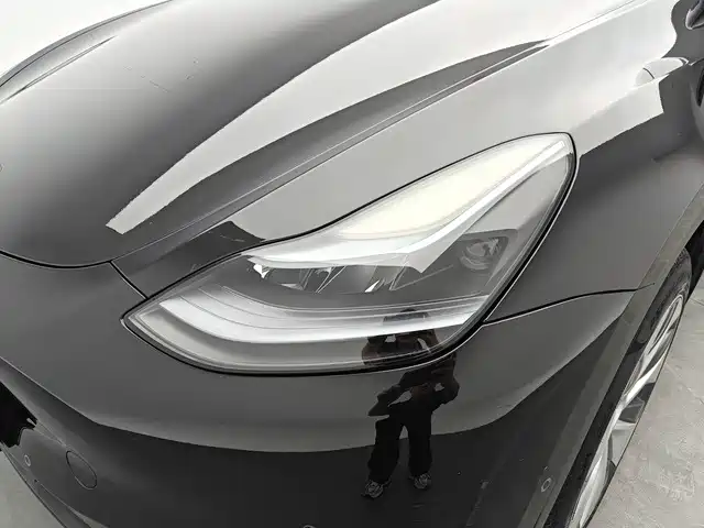 Tesla Model Y — миниатюра 13