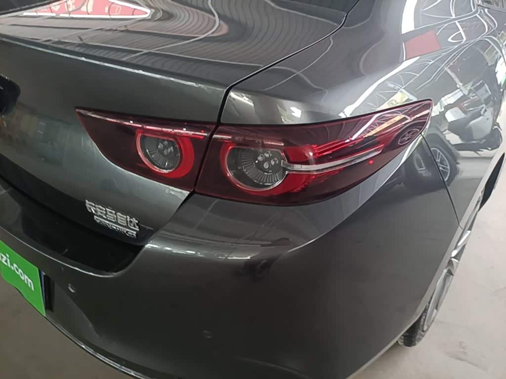 Mazda Mazda3 Axela 2.0 л 2024 г. Серебристо-серый, пробег 25099 км