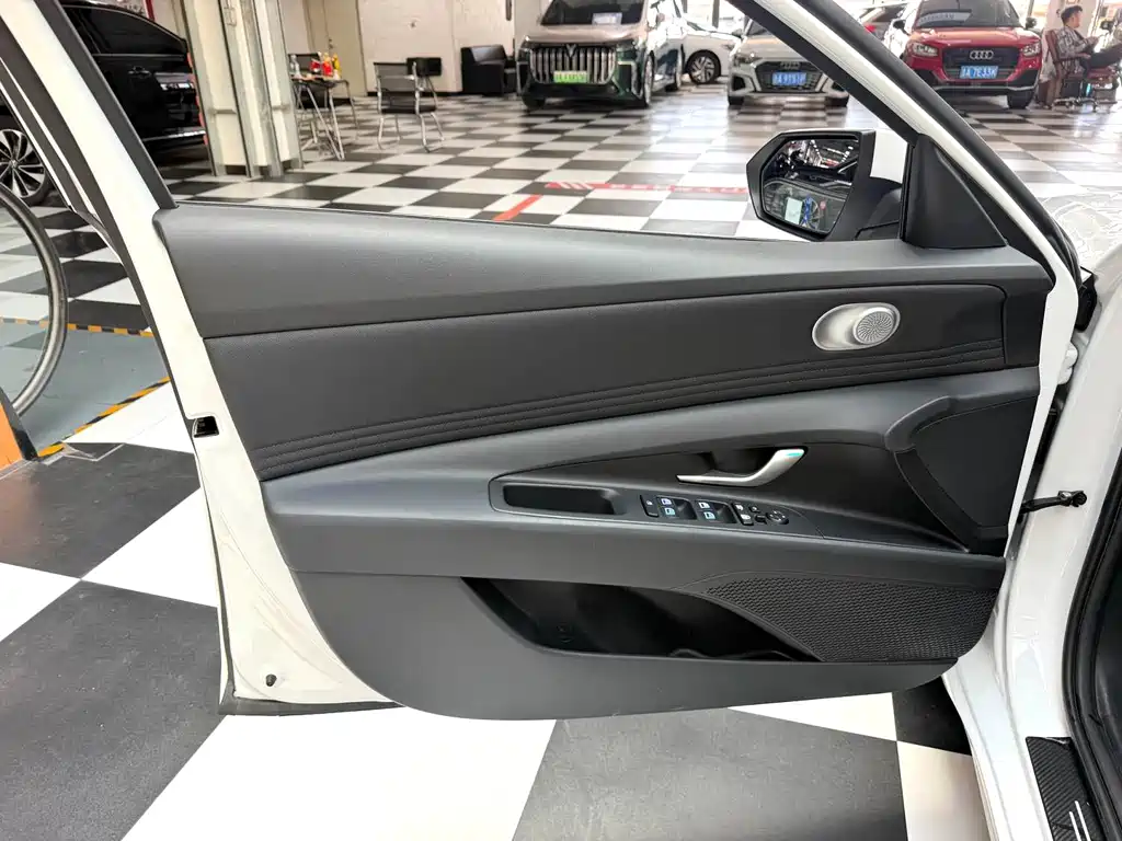 Hyundai Elantra — миниатюра 5