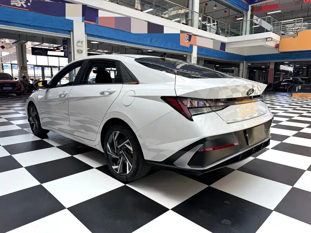 Hyundai Elantra — миниатюра 17
