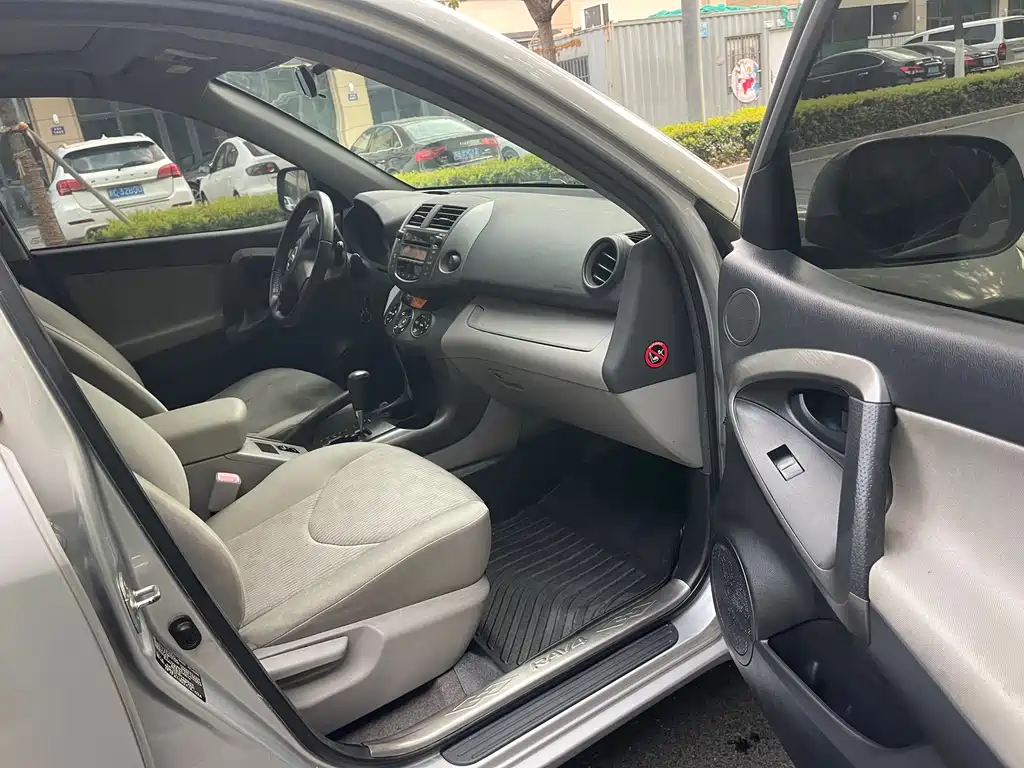 Toyota RAV4 2010 2.0L AT Luxury