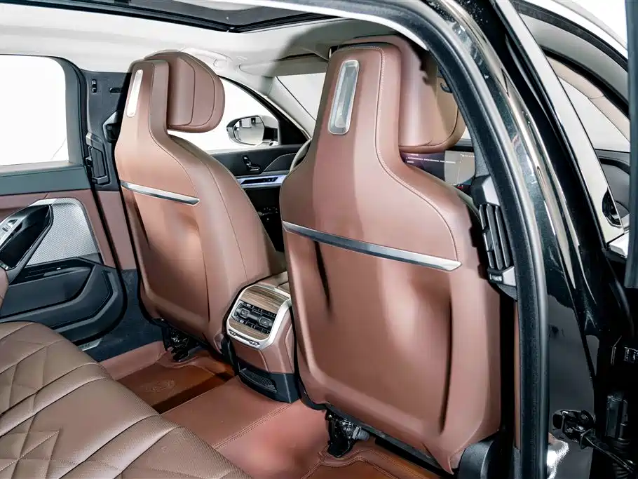 BMW 7 Series — миниатюра 21