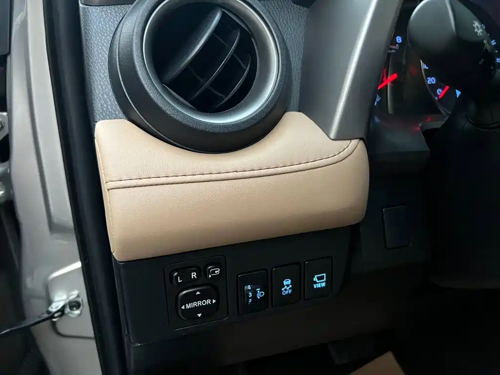 Toyota RAV4 — миниатюра 8