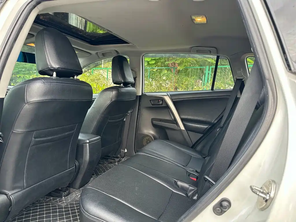 Toyota RAV4 — миниатюра 6