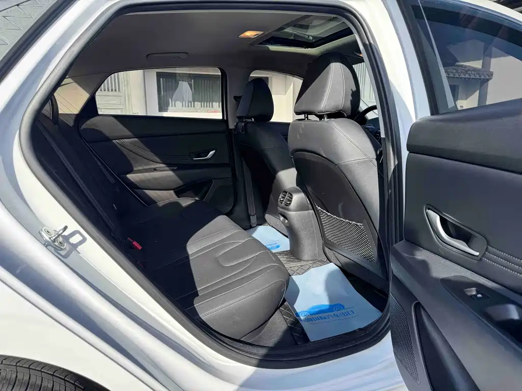 Hyundai Elantra — миниатюра 9