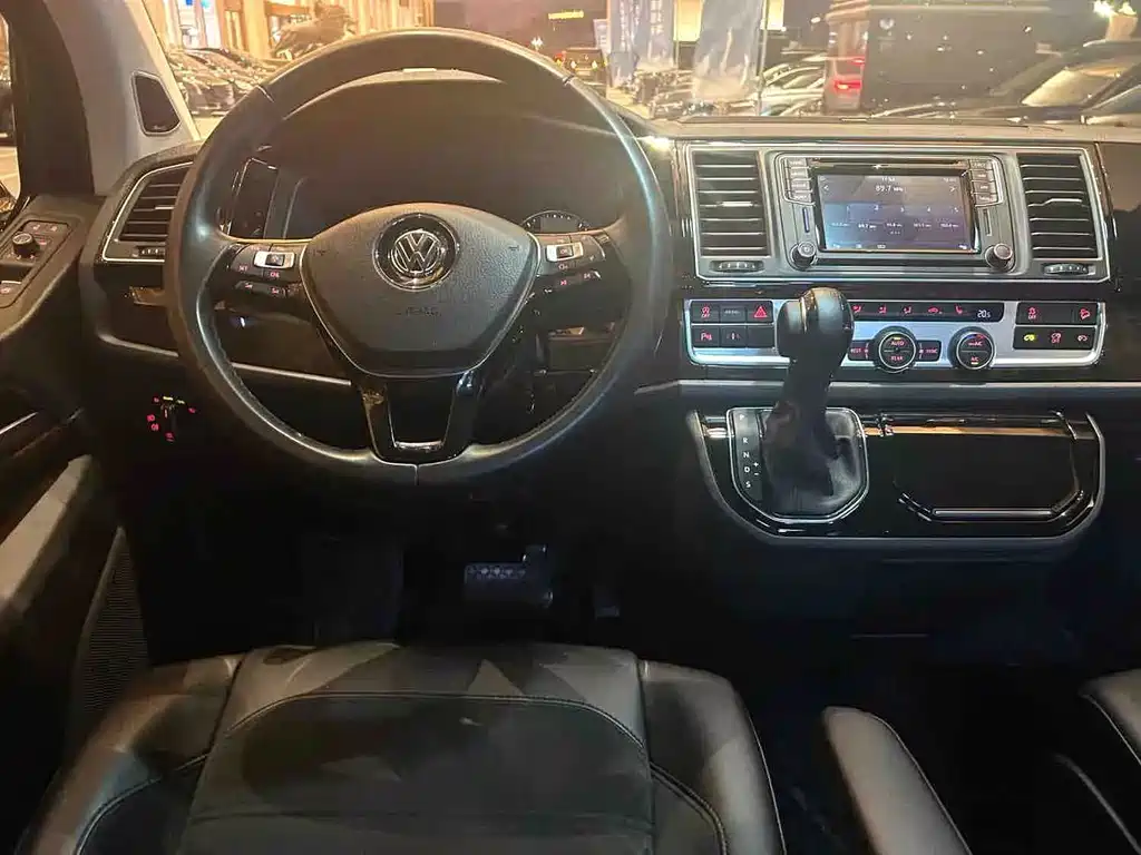 Volkswagen Multivan — миниатюра 5