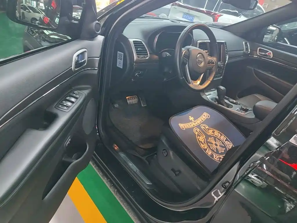 Jeep Grand Cherokee (Import) — миниатюра 16