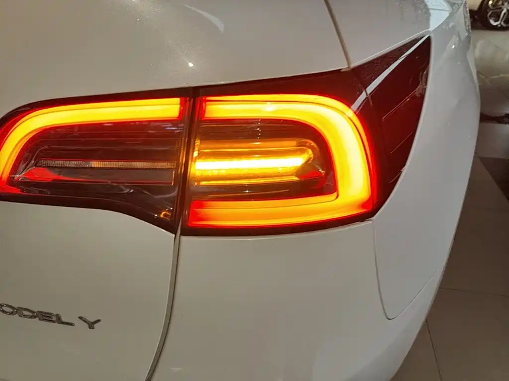 Tesla Model Y — миниатюра 8