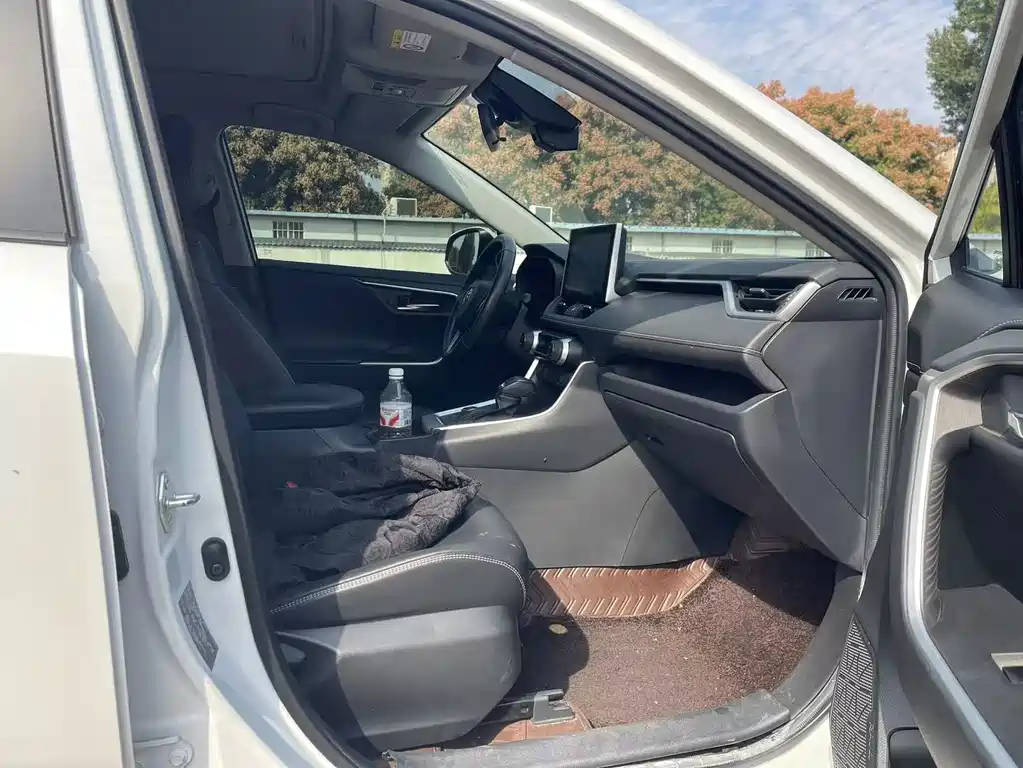 Toyota RAV4 — миниатюра 7