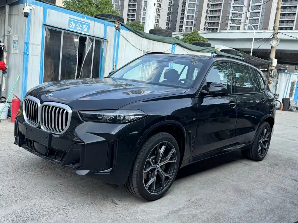宝马X5 2026款 改款 xDrive 30Li 尊享型M运动曜夜套装