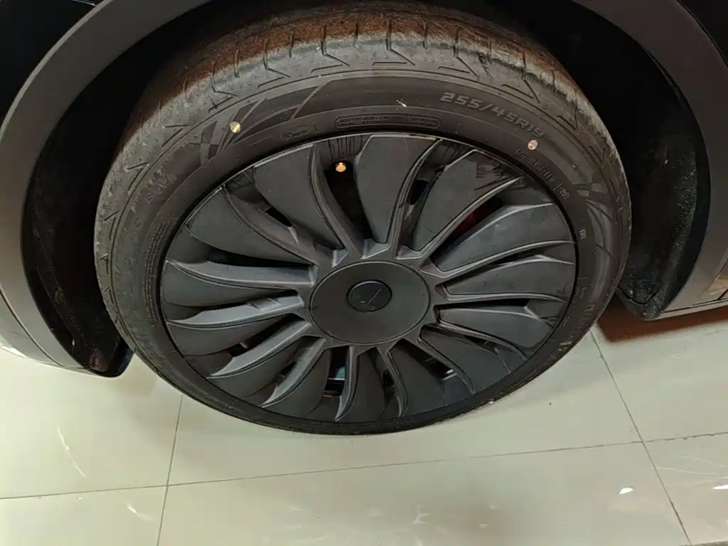 Tesla Model Y — миниатюра 23
